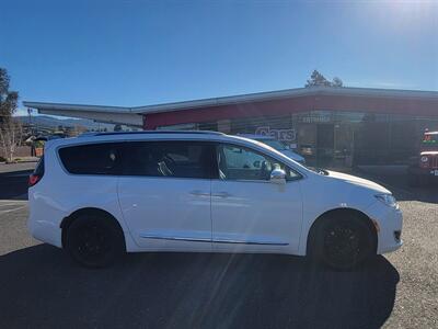 2018 Chrysler Pacifica Hybrid Limited   - Photo 11 - Fortuna, CA 95540