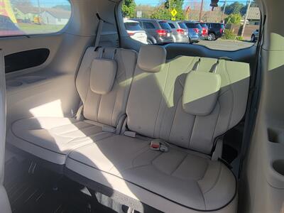 2018 Chrysler Pacifica Hybrid Limited   - Photo 9 - Fortuna, CA 95540