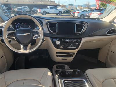 2018 Chrysler Pacifica Hybrid Limited   - Photo 6 - Fortuna, CA 95540