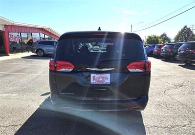 2017 Chrysler Pacifica LX   - Photo 14 - Fortuna, CA 95540