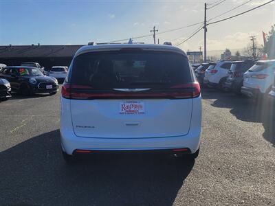 2022 Chrysler Pacifica Touring L   - Photo 13 - Fortuna, CA 95540