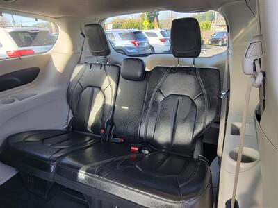 2022 Chrysler Pacifica Touring L   - Photo 8 - Fortuna, CA 95540