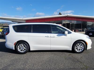 2022 Chrysler Pacifica Touring L   - Photo 11 - Fortuna, CA 95540