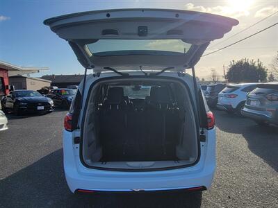 2022 Chrysler Pacifica Touring L   - Photo 10 - Fortuna, CA 95540