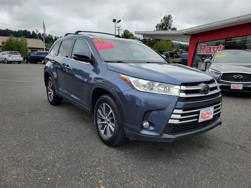 2017 Toyota Highlander XLE   - Photo 1 - Fortuna, CA 95540