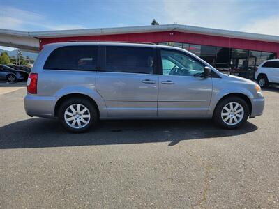 2016 Chrysler Town & Country LX   - Photo 11 - Fortuna, CA 95540