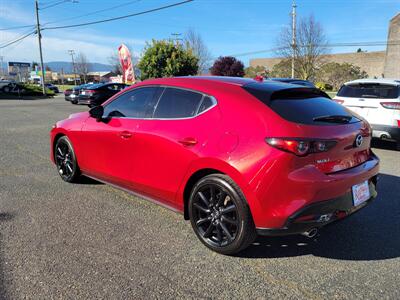 2022 Mazda Mazda3 Hatchback Premium   - Photo 11 - Fortuna, CA 95540