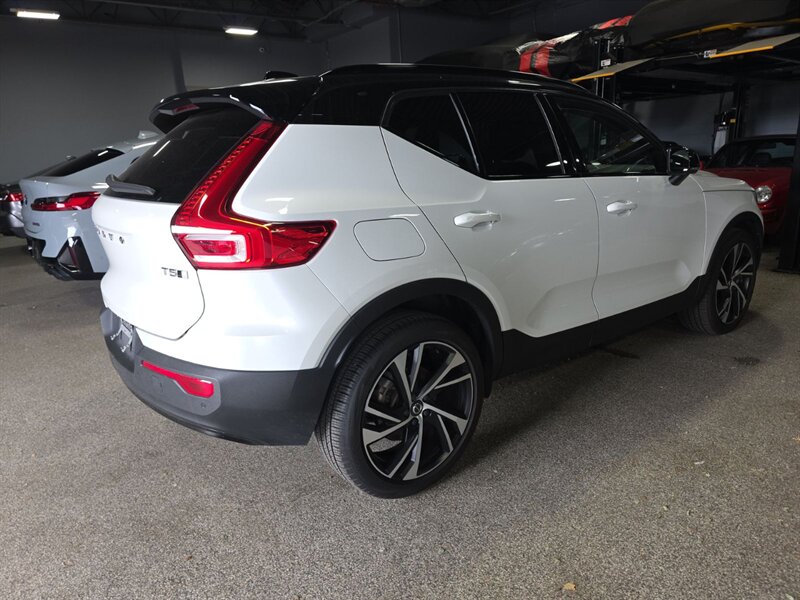 2021 Volvo XC40 T5 R-Design - Photo 4 - Carmichaels, PA 15320