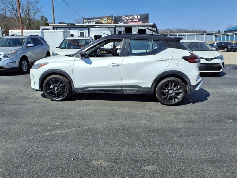 2021 Nissan Kicks SR  