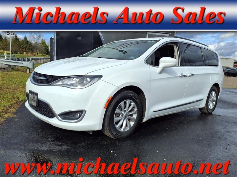 2017 Chrysler Pacifica Touring-L's photo