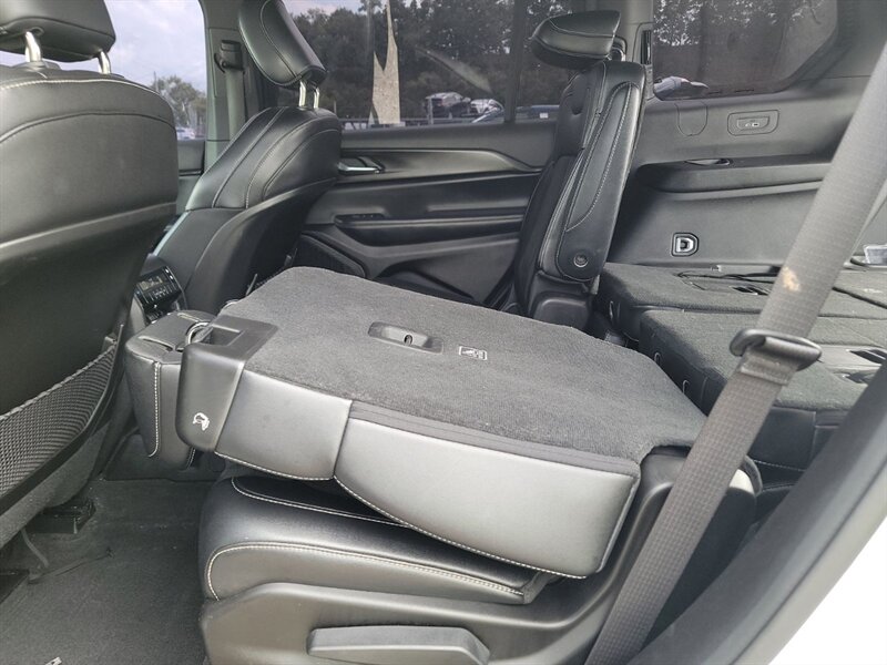 2023 Jeep Grand Cherokee L Altitude - Photo 12 - Carmichaels, PA 15320