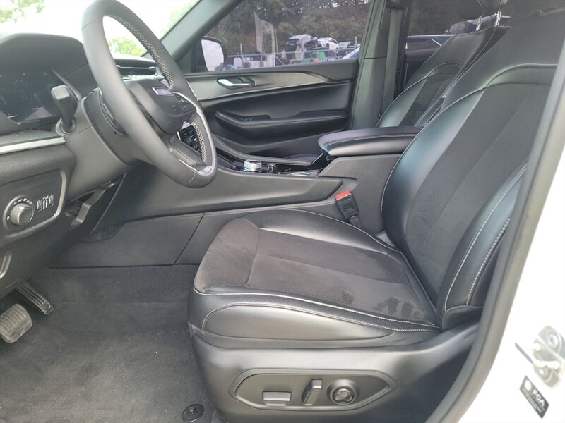 2023 Jeep Grand Cherokee L Altitude - Photo 10 - Carmichaels, PA 15320