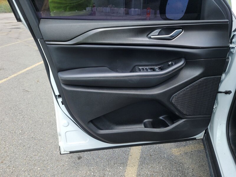 2023 Jeep Grand Cherokee L Altitude - Photo 14 - Carmichaels, PA 15320
