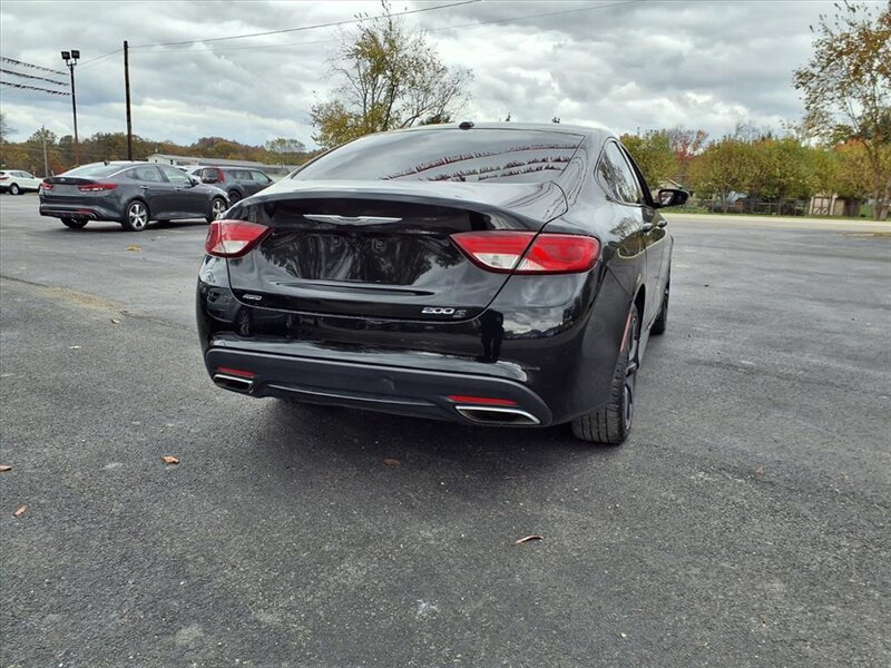 2015 Chrysler 200 S   - Photo 3 - Carmichaels, PA 15320