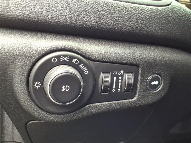 2015 Chrysler 200 S   - Photo 14 - Carmichaels, PA 15320