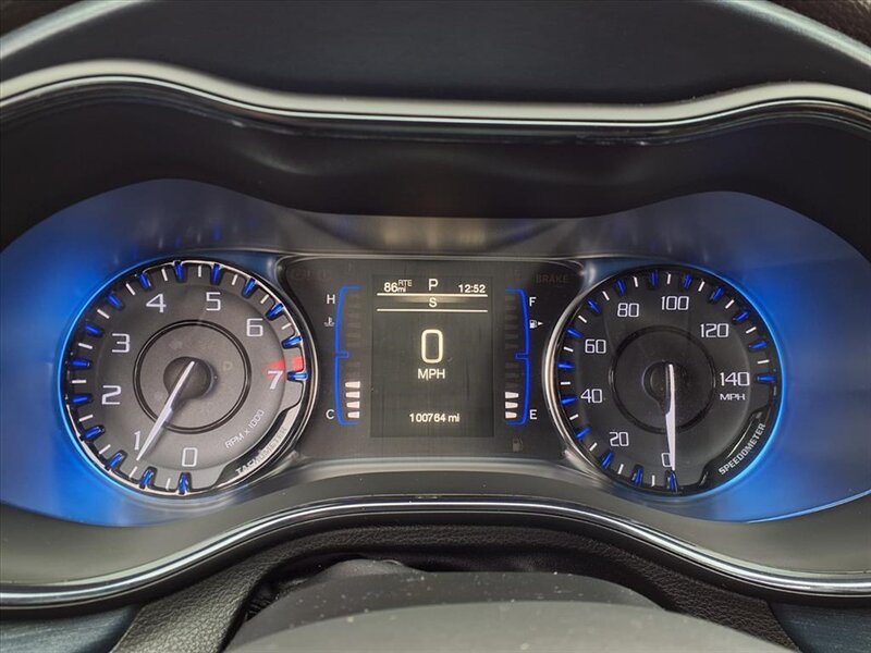 2015 Chrysler 200 S   - Photo 15 - Carmichaels, PA 15320