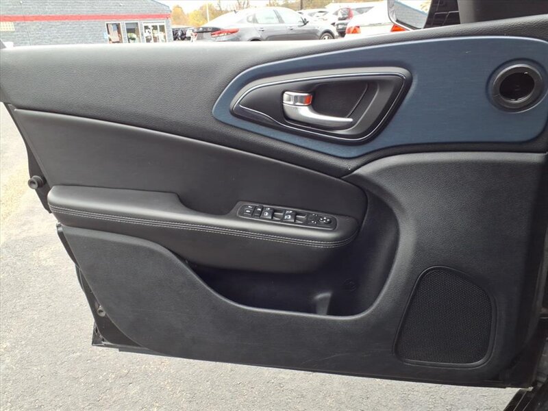 2015 Chrysler 200 S   - Photo 10 - Carmichaels, PA 15320