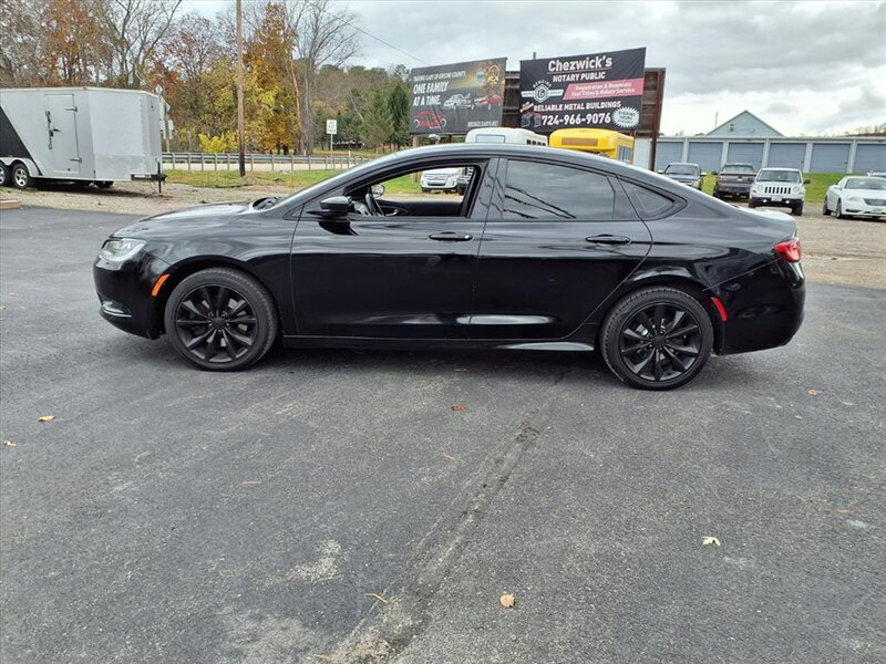 2015 Chrysler 200 S   - Photo 2 - Carmichaels, PA 15320