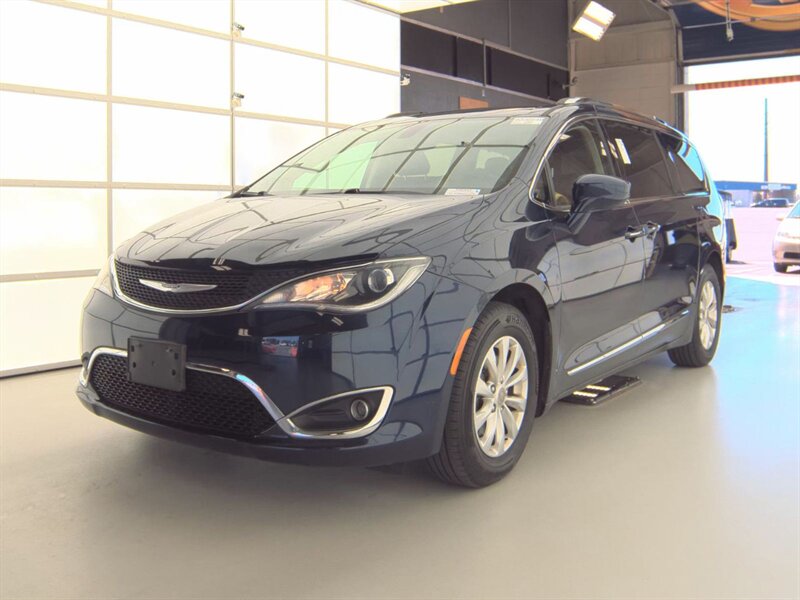2019 Chrysler Pacifica Touring L's photo