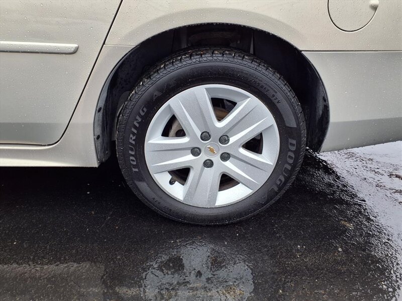 2011 Chevrolet Impala LS - Photo 5 - Carmichaels, PA 15320