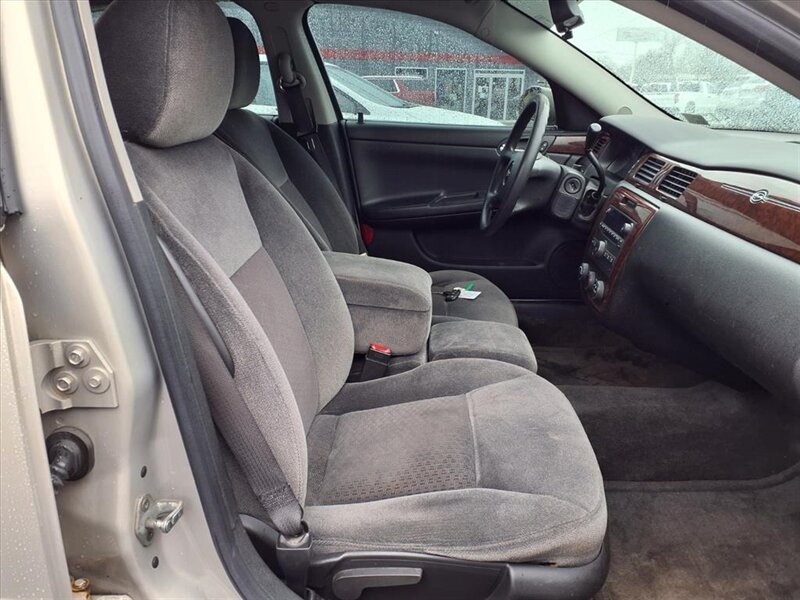 2011 Chevrolet Impala LS - Photo 6 - Carmichaels, PA 15320