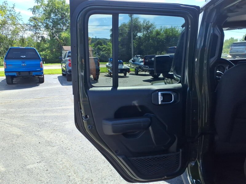 2022 Jeep Gladiator Willys - Photo 10 - Carmichaels, PA 15320