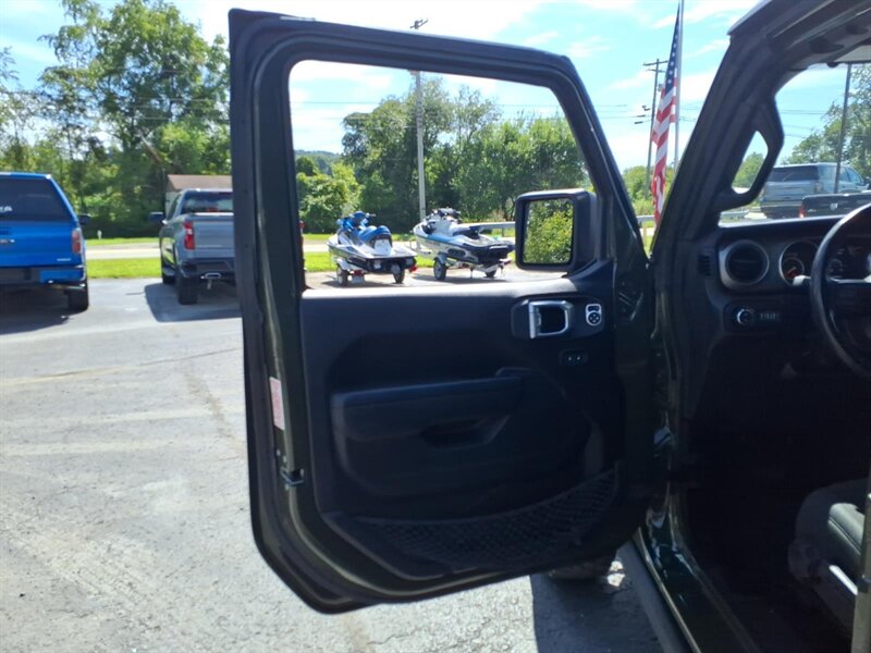 2022 Jeep Gladiator Willys - Photo 8 - Carmichaels, PA 15320