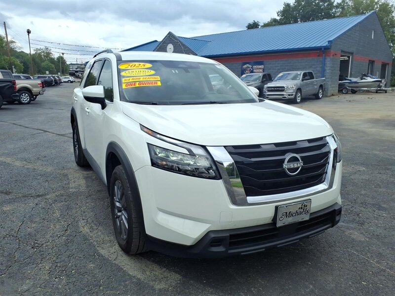 2025 Nissan Pathfinder SV  