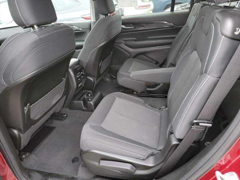 2023 Jeep Grand Cherokee L Laredo - Photo 7 - Carmichaels, PA 15320