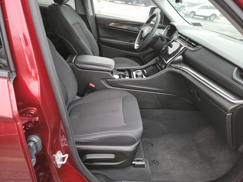 2023 Jeep Grand Cherokee L Laredo - Photo 8 - Carmichaels, PA 15320