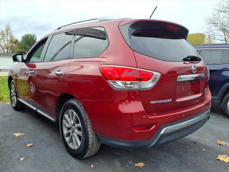 2016 Nissan Pathfinder SV  