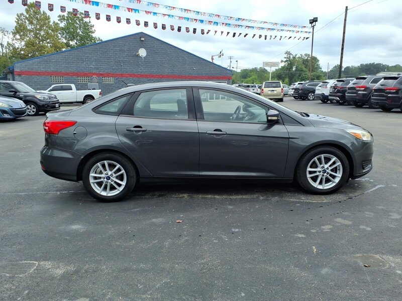 2017 Ford Focus SE - Photo 4 - Carmichaels, PA 15320