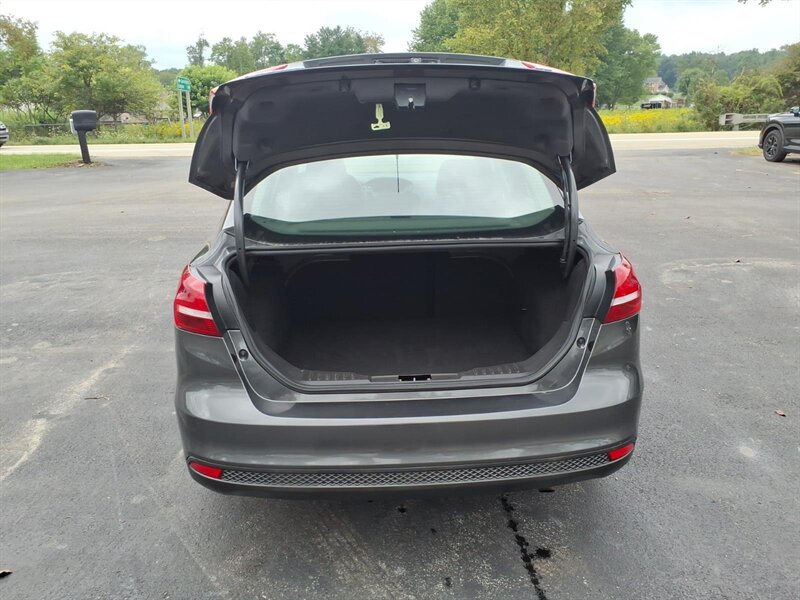 2017 Ford Focus SE - Photo 11 - Carmichaels, PA 15320
