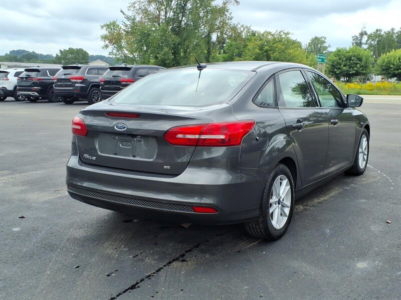 2017 Ford Focus SE - Photo 5 - Carmichaels, PA 15320