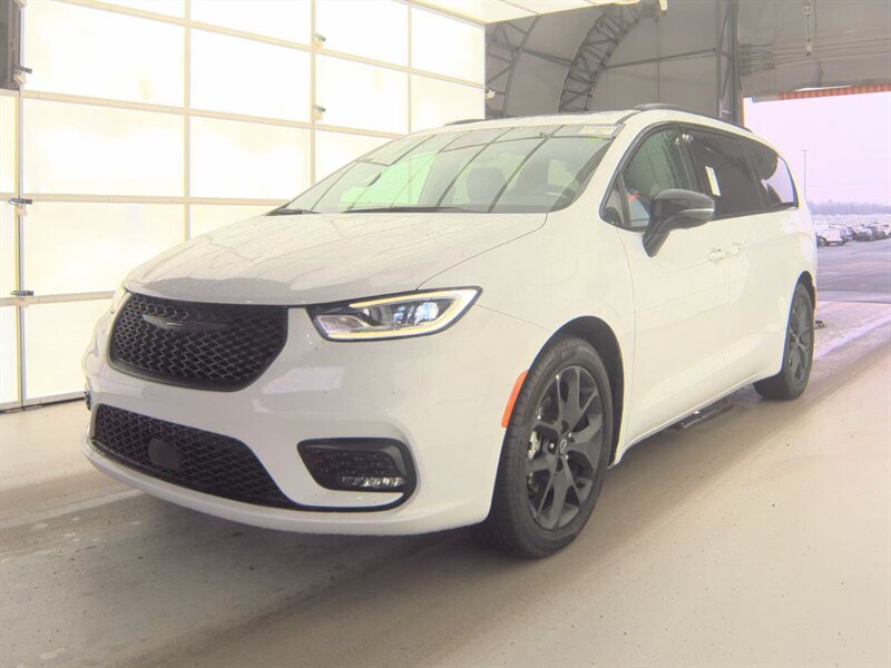 2025 Chrysler Pacifica Limited   - Photo 1 - Carmichaels, PA 15320