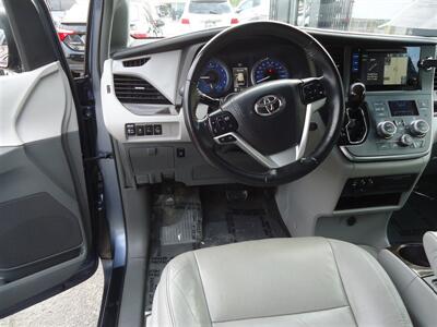 2017 Toyota Sienna XLE 7-Passenger Auto   - Photo 22 - Van Nuys, CA 91405
