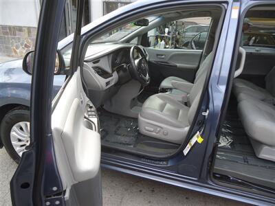 2017 Toyota Sienna XLE 7-Passenger Auto   - Photo 19 - Van Nuys, CA 91405