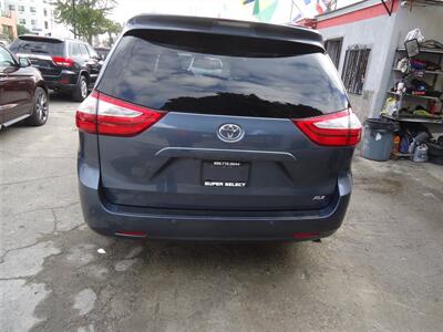 2017 Toyota Sienna XLE 7-Passenger Auto   - Photo 8 - Van Nuys, CA 91405