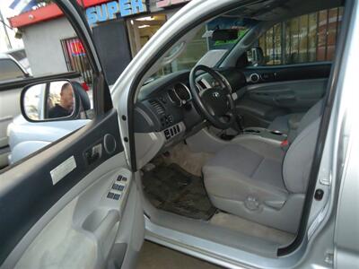 2005 Toyota Tacoma PreRunner V6   - Photo 12 - Van Nuys, CA 91405