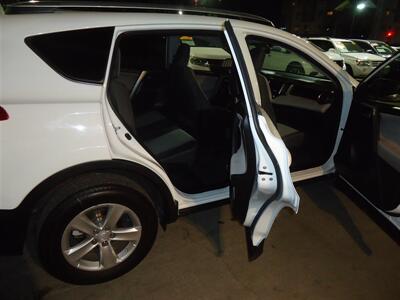 2014 Toyota RAV4 XLE   - Photo 13 - Van Nuys, CA 91405