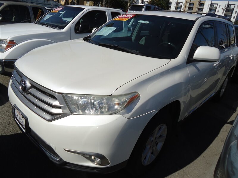 2013 Toyota Highlander Plus   - Photo 1 - Van Nuys, CA 91405