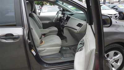 2011 Toyota Sienna Base 7-Passenger   - Photo 14 - Van Nuys, CA 91405