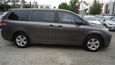 2011 Toyota Sienna Base 7-Passenger   - Photo 3 - Van Nuys, CA 91405