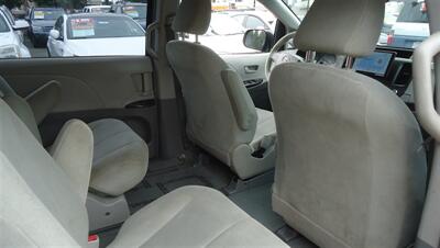 2011 Toyota Sienna Base 7-Passenger   - Photo 13 - Van Nuys, CA 91405