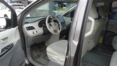 2011 Toyota Sienna Base 7-Passenger   - Photo 17 - Van Nuys, CA 91405