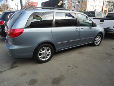 2006 Toyota Sienna XLE 7 Passenger - Photo 2 - Van Nuys, CA 91405