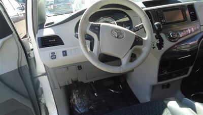 2014 Toyota Sienna SE 8-Passenger - Photo 24 - Van Nuys, CA 91405
