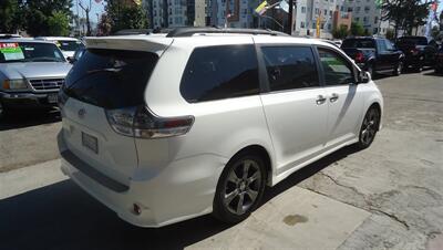 2014 Toyota Sienna SE 8-Passenger - Photo 4 - Van Nuys, CA 91405