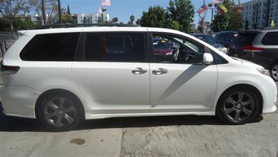 2014 Toyota Sienna SE 8-Passenger - Photo 3 - Van Nuys, CA 91405