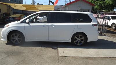 2014 Toyota Sienna SE 8-Passenger - Photo 6 - Van Nuys, CA 91405